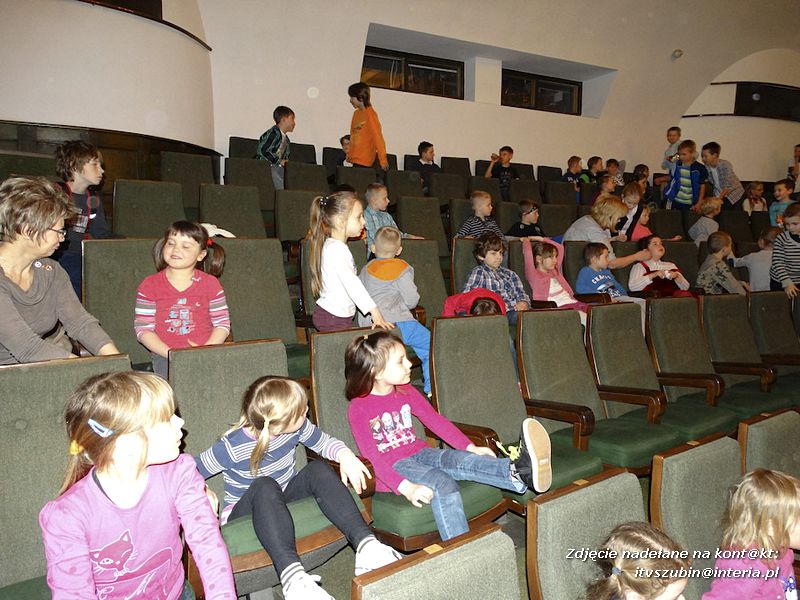 Przedszkolaki na spektaklu pt. ?Kopciuszek? w Gnieźnie