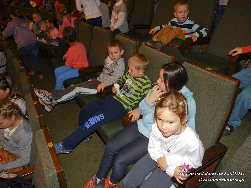 Przedszkolaki na spektaklu pt. ?Kopciuszek? w Gnieźnie