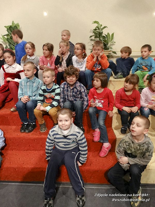 Przedszkolaki na spektaklu pt. ?Kopciuszek? w Gnieźnie