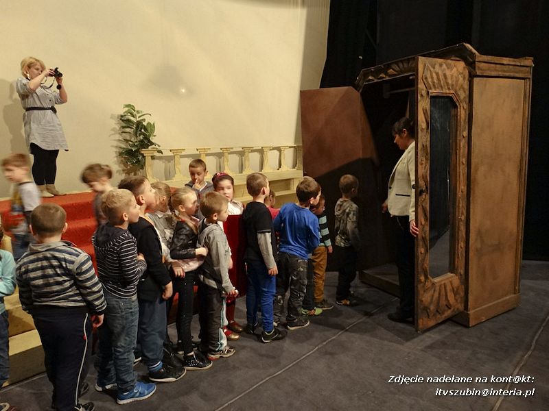 Przedszkolaki na spektaklu pt. ?Kopciuszek? w Gnieźnie