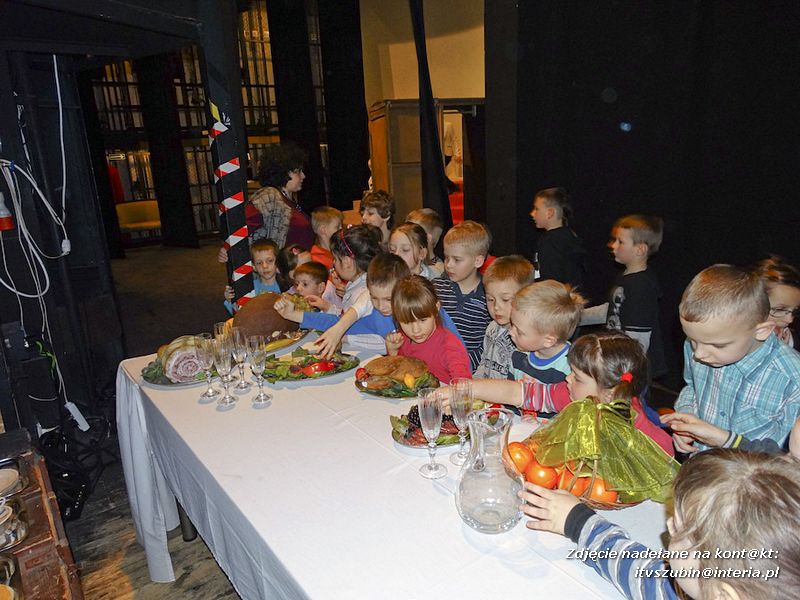 Przedszkolaki na spektaklu pt. ?Kopciuszek? w Gnieźnie