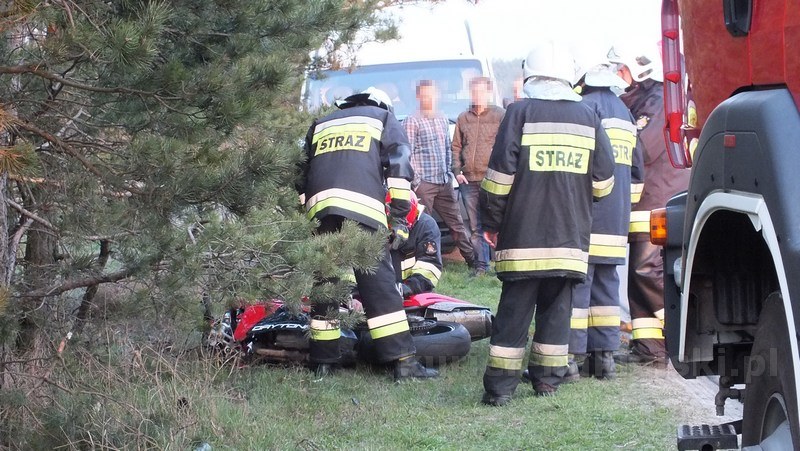 Motocyklista uderzył w samochód osobowy