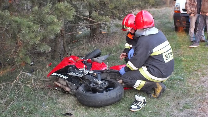 Motocyklista uderzył w samochód osobowy
