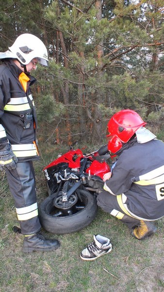 Motocyklista uderzył w samochód osobowy