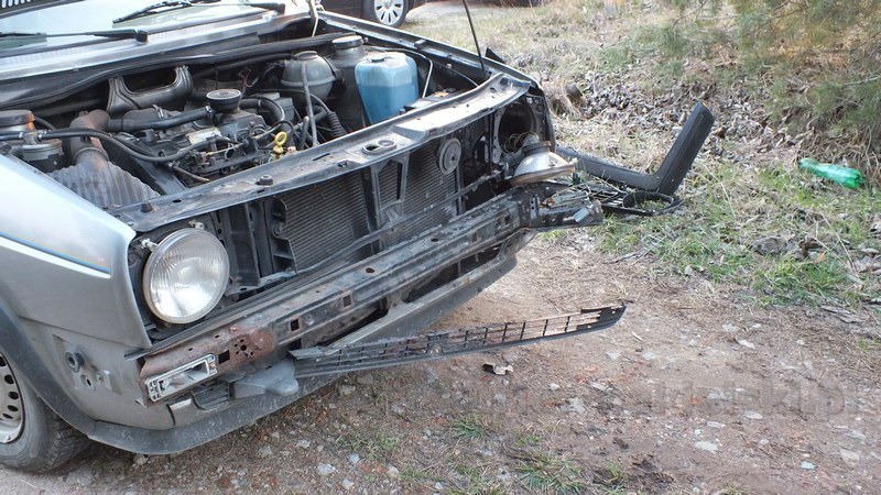 Motocyklista uderzył w samochód osobowy