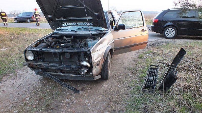 Motocyklista uderzył w samochód osobowy