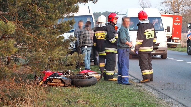 Motocyklista uderzył w samochód osobowy