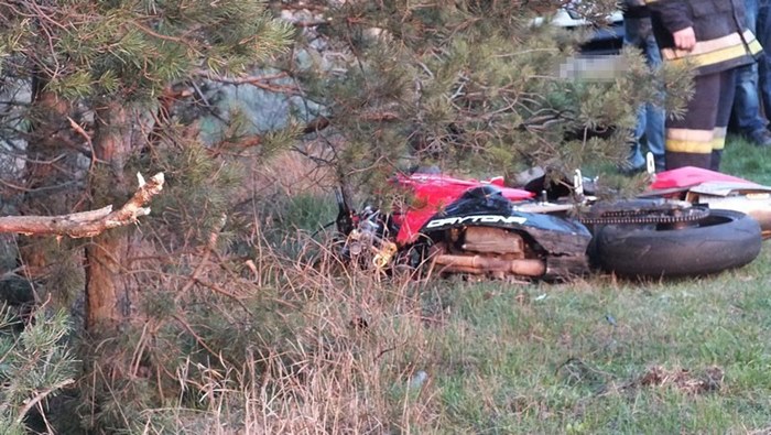 Motocyklista uderzył w samochód osobowy