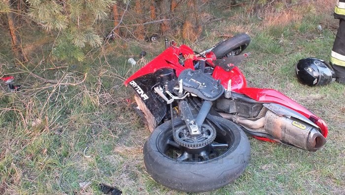 Motocyklista uderzył w samochód osobowy