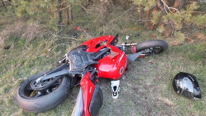 Motocyklista uderzył w samochód osobowy