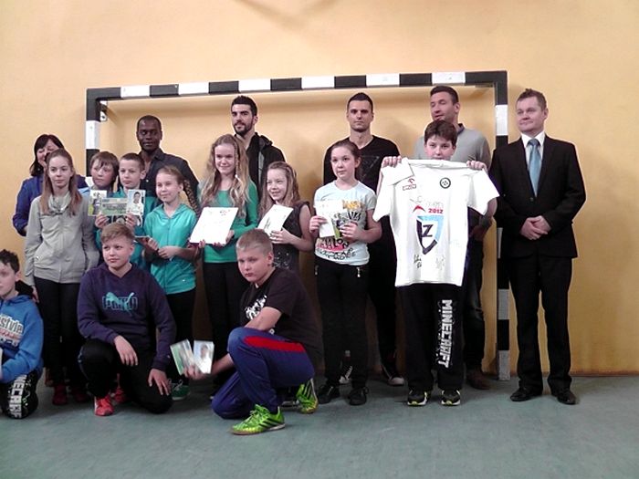 Piłkarze Zawiszy odwiedzili placówkę opiekuńczo-wychowawczą oraz dwie szkoły w naszej gminie