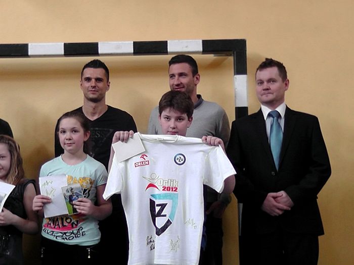 Piłkarze Zawiszy odwiedzili placówkę opiekuńczo-wychowawczą oraz dwie szkoły w naszej gminie