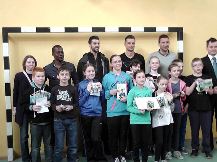 Piłkarze Zawiszy odwiedzili placówkę opiekuńczo-wychowawczą oraz dwie szkoły w naszej gminie