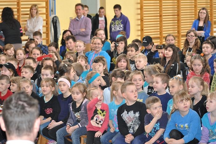 Piłkarze Zawiszy odwiedzili placówkę opiekuńczo-wychowawczą oraz dwie szkoły w naszej gminie