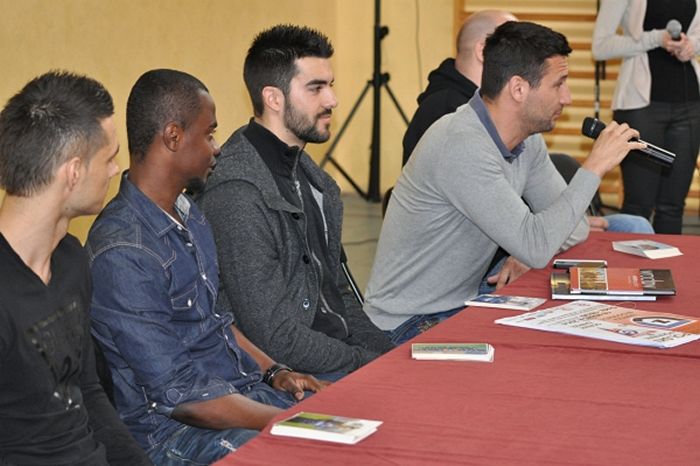 Piłkarze Zawiszy odwiedzili placówkę opiekuńczo-wychowawczą oraz dwie szkoły w naszej gminie