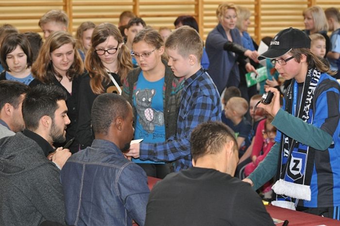 Piłkarze Zawiszy odwiedzili placówkę opiekuńczo-wychowawczą oraz dwie szkoły w naszej gminie