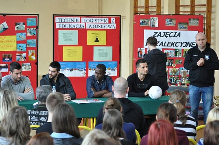 Piłkarze Zawiszy odwiedzili placówkę opiekuńczo-wychowawczą oraz dwie szkoły w naszej gminie