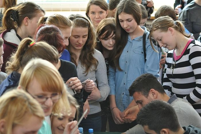 Piłkarze Zawiszy odwiedzili placówkę opiekuńczo-wychowawczą oraz dwie szkoły w naszej gminie