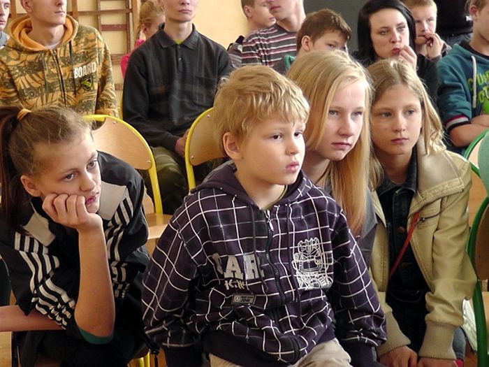 Piłkarze Zawiszy odwiedzili placówkę opiekuńczo-wychowawczą oraz dwie szkoły w naszej gminie