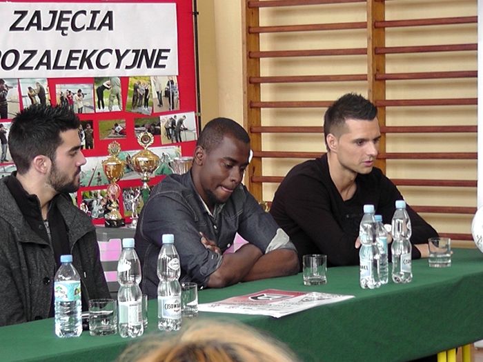 Piłkarze Zawiszy odwiedzili placówkę opiekuńczo-wychowawczą oraz dwie szkoły w naszej gminie