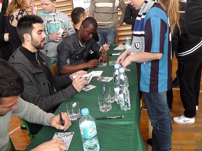 Piłkarze Zawiszy odwiedzili placówkę opiekuńczo-wychowawczą oraz dwie szkoły w naszej gminie