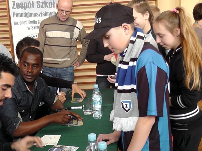 Piłkarze Zawiszy odwiedzili placówkę opiekuńczo-wychowawczą oraz dwie szkoły w naszej gminie