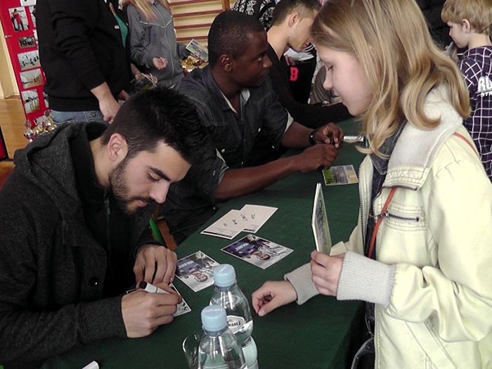 Piłkarze Zawiszy odwiedzili placówkę opiekuńczo-wychowawczą oraz dwie szkoły w naszej gminie