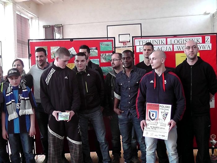 Piłkarze Zawiszy odwiedzili placówkę opiekuńczo-wychowawczą oraz dwie szkoły w naszej gminie