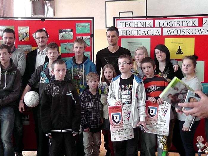 Piłkarze Zawiszy odwiedzili placówkę opiekuńczo-wychowawczą oraz dwie szkoły w naszej gminie