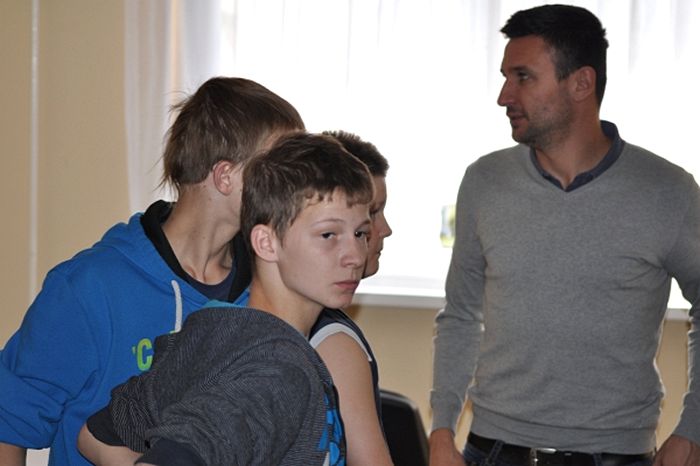 Piłkarze Zawiszy odwiedzili placówkę opiekuńczo-wychowawczą oraz dwie szkoły w naszej gminie