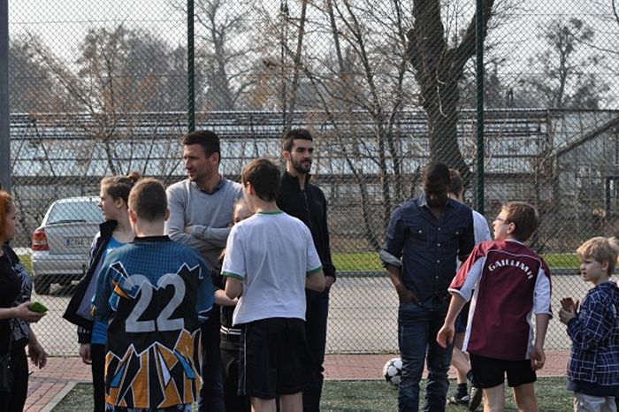 Piłkarze Zawiszy odwiedzili placówkę opiekuńczo-wychowawczą oraz dwie szkoły w naszej gminie