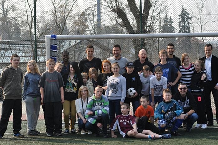 Piłkarze Zawiszy odwiedzili placówkę opiekuńczo-wychowawczą oraz dwie szkoły w naszej gminie