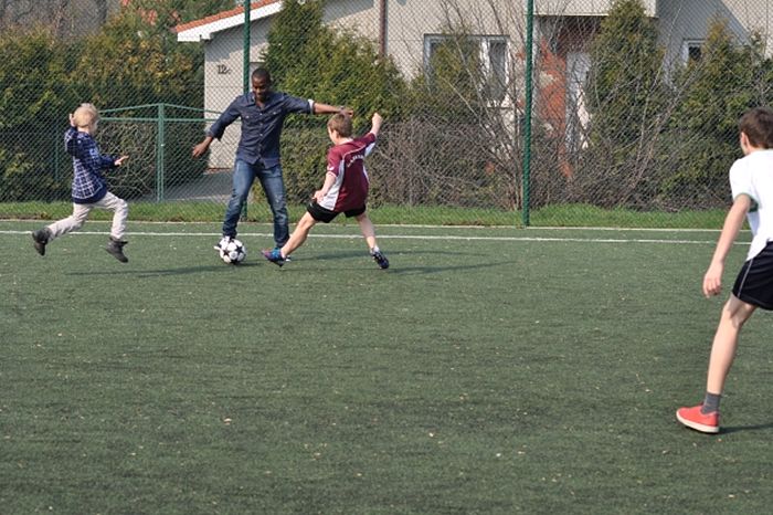 Piłkarze Zawiszy odwiedzili placówkę opiekuńczo-wychowawczą oraz dwie szkoły w naszej gminie