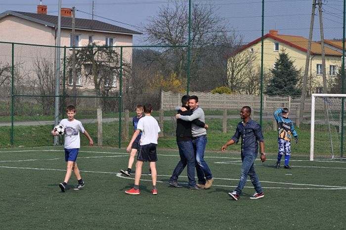 Piłkarze Zawiszy odwiedzili placówkę opiekuńczo-wychowawczą oraz dwie szkoły w naszej gminie