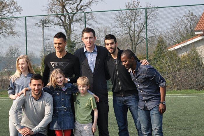 Piłkarze Zawiszy odwiedzili placówkę opiekuńczo-wychowawczą oraz dwie szkoły w naszej gminie