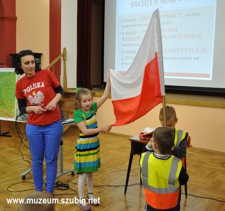 Flaga, szalik, koszulka- symbole narodowe wokół nas