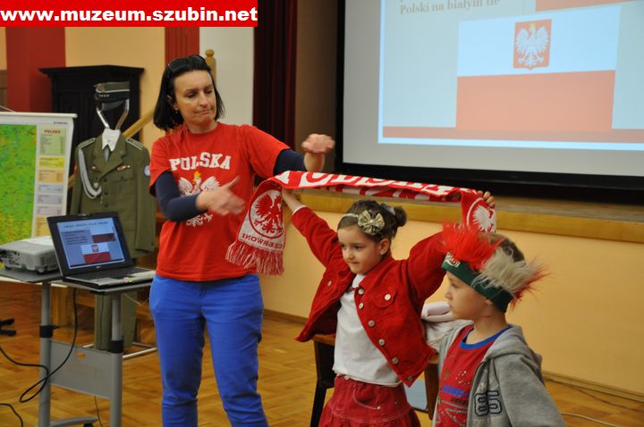 Flaga, szalik, koszulka- symbole narodowe wokół nas