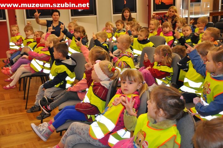 Flaga, szalik, koszulka- symbole narodowe wokół nas