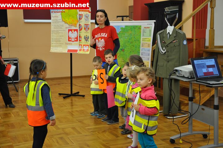 Flaga, szalik, koszulka- symbole narodowe wokół nas