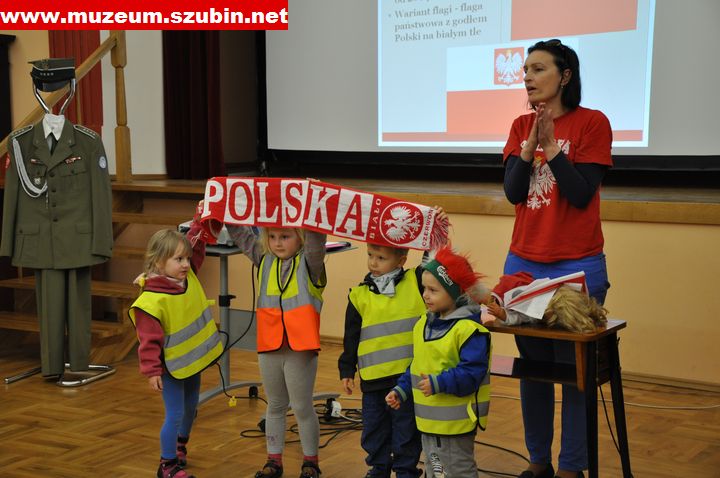 Flaga, szalik, koszulka- symbole narodowe wokół nas