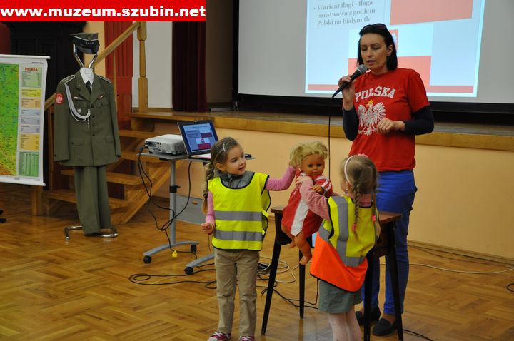 Flaga, szalik, koszulka- symbole narodowe wokół nas