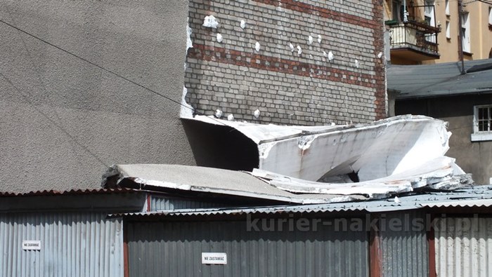 Odpadło ocieplenie ze szczytu budynku przy ul. Długiej w Nakle nad Notecią