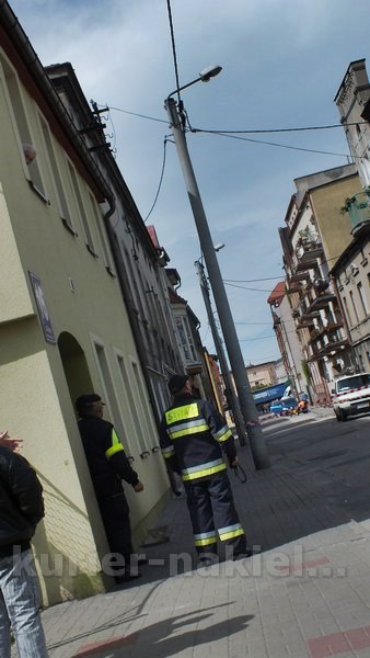 Odpadło ocieplenie ze szczytu budynku przy ul. Długiej w Nakle nad Notecią