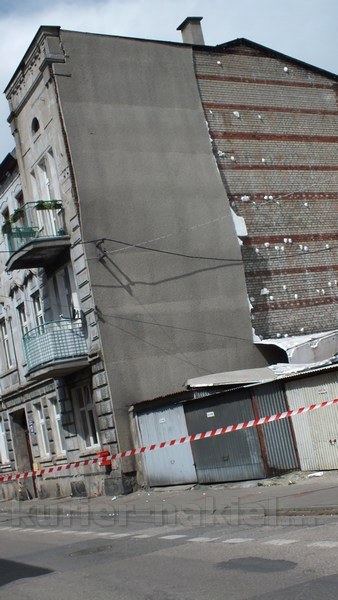 Odpadło ocieplenie ze szczytu budynku przy ul. Długiej w Nakle nad Notecią