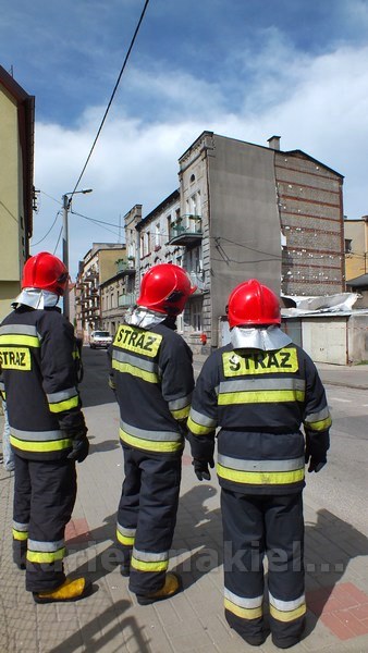 Odpadło ocieplenie ze szczytu budynku przy ul. Długiej w Nakle nad Notecią