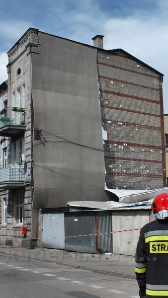 Odpadło ocieplenie ze szczytu budynku przy ul. Długiej w Nakle nad Notecią