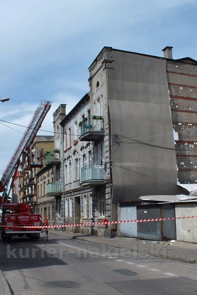 Odpadło ocieplenie ze szczytu budynku przy ul. Długiej w Nakle nad Notecią