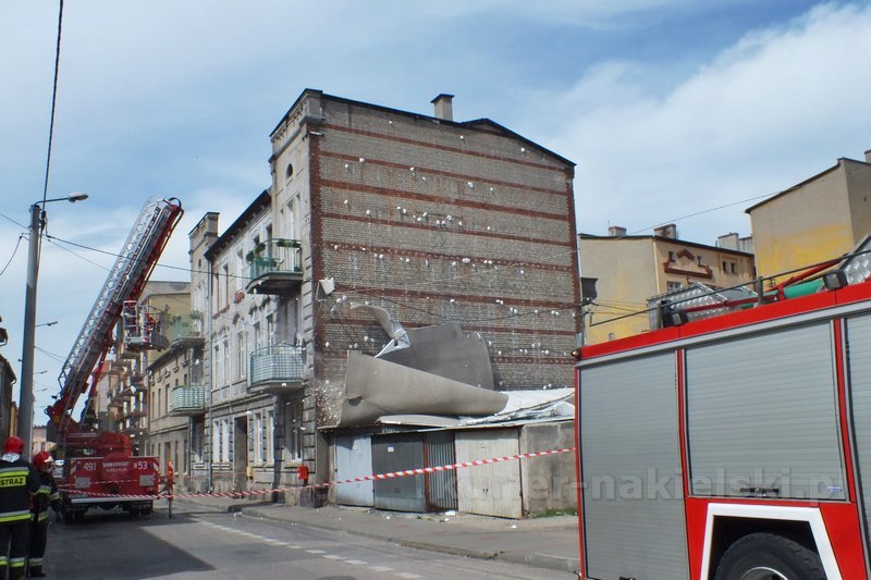 Odpadło ocieplenie ze szczytu budynku przy ul. Długiej w Nakle nad Notecią