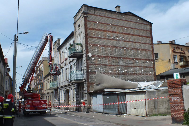 Odpadło ocieplenie ze szczytu budynku przy ul. Długiej w Nakle nad Notecią