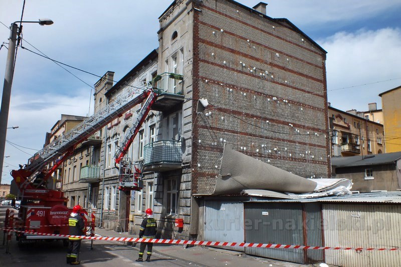 Odpadło ocieplenie ze szczytu budynku przy ul. Długiej w Nakle nad Notecią